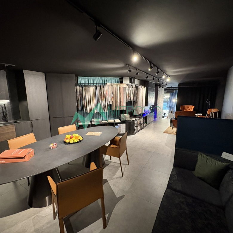 Lokal Prodaja Novi Sad  210 m2