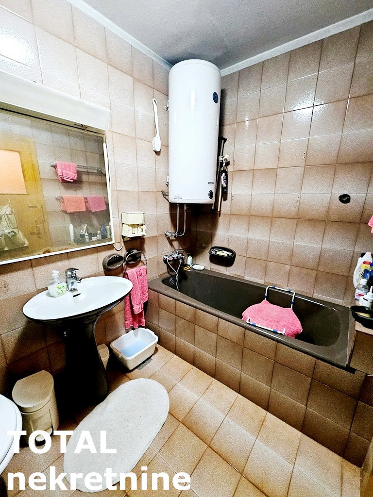 stanovi-4-5-vp-centar-1064142-mvaxi Četvoroiposoban stan na prodaju, Centar, Novi Sad, 115m², 375.000 €