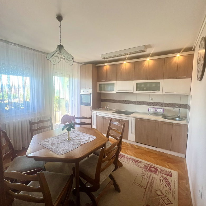 Četvorosoban stan na prodaju, Savina, Novi Sad, 100m², 180.000 €