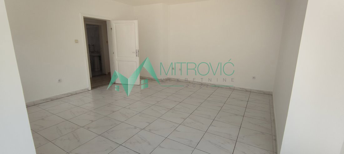 11 Lokal na prodaju, Nova Detelinara, Novi Sad, 300m², 3.500 €