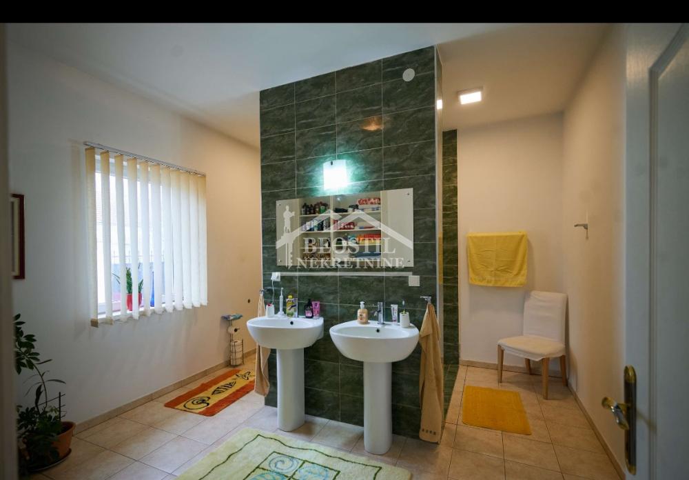 132024735_9_20251230175201 Kuća na prodaju, Centar, Kikinda, 304m², 350.000 €