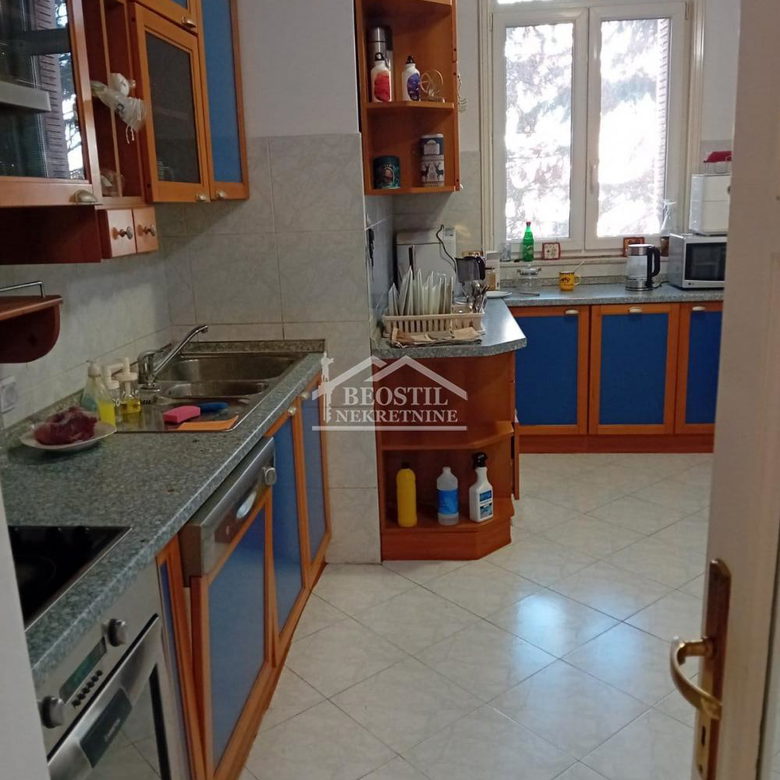 Stan Prodaja Beograd FON 161 m2