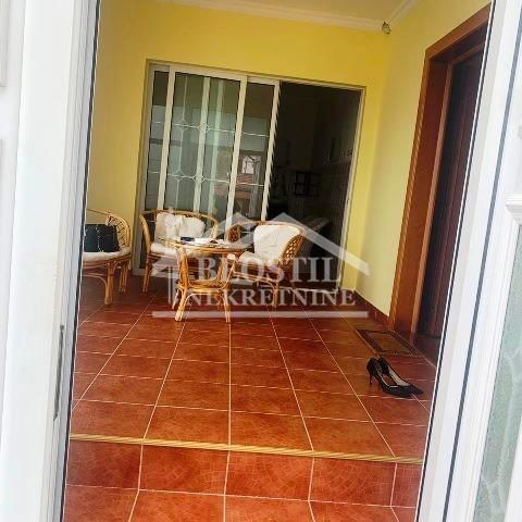 Kuća Prodaja Pećinci  195 m2