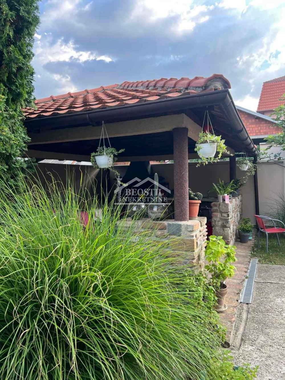 Kuća Prodaja Beograd Kuća Prodaja Beograd Ledine 262 m2
