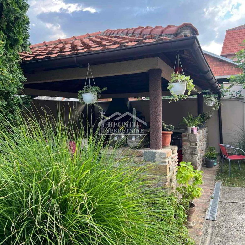 Kuća Prodaja Beograd Ledine 262 m2