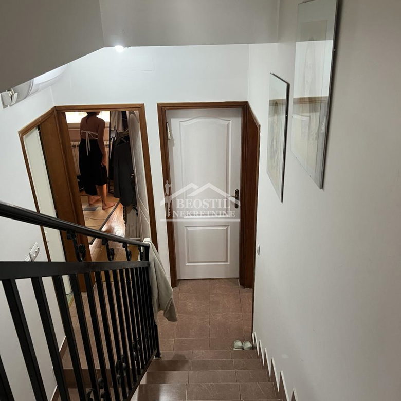 Kuća Prodaja Beograd Ledine 262 m2