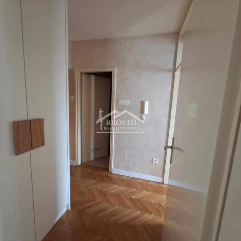 Trosoban stan na prodaju, Bežanijska Kosa 2, Beograd, 65m², 270.000 €