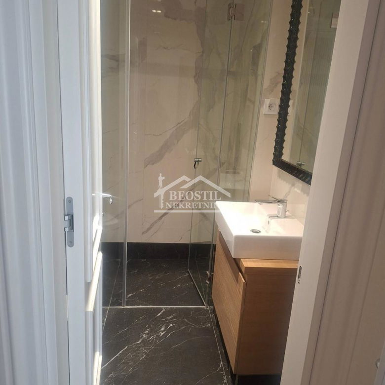 Četvorosoban stan za izdavanje, Hram Svetog Save, Beograd, 137m², 3.200 €/mes
