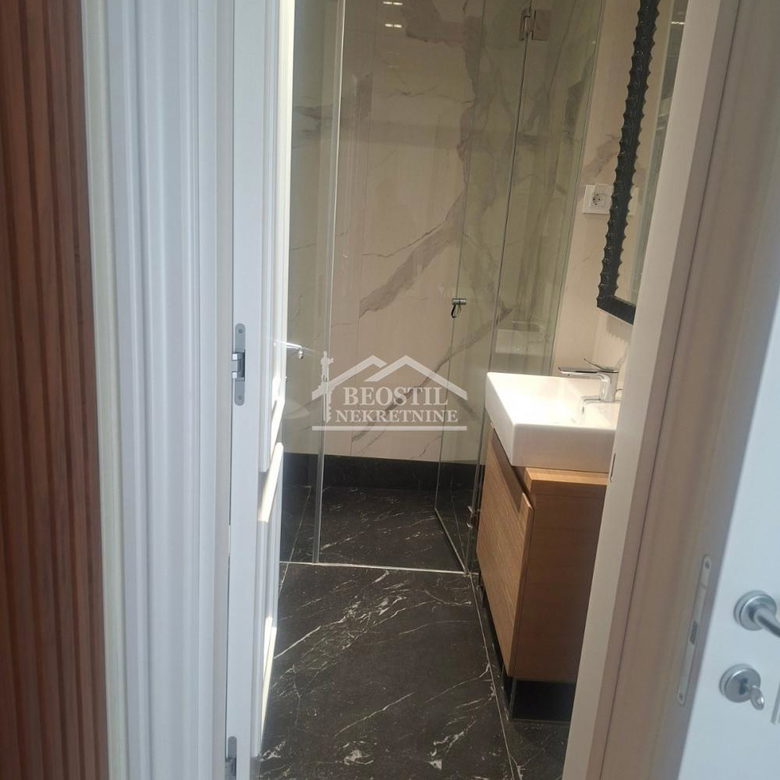 Četvorosoban stan za izdavanje, Hram Svetog Save, Beograd, 137m², 3.200 €/mes