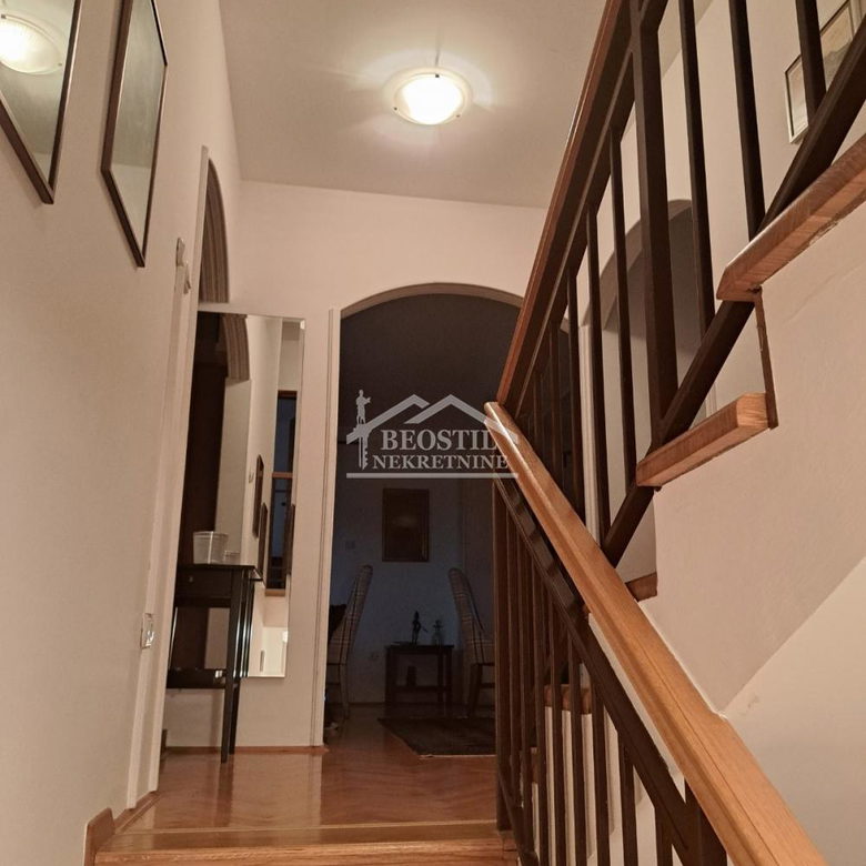 Kuća Prodaja Beograd Vrčin 238 m2