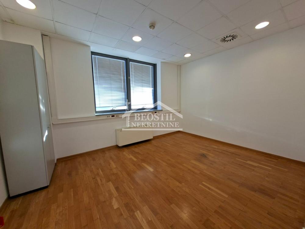 132025834_10_20260917142246 Lokal Izdavanje Beograd Bežanijska Kosa 1 330 m2