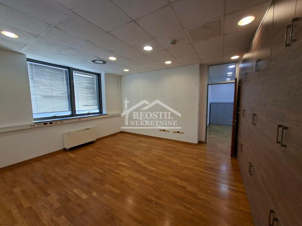 132025834_11_20260917142247 Lokal za izdavanje, Bežanijska Kosa 1, Beograd, 330m², 4.950 €/mes