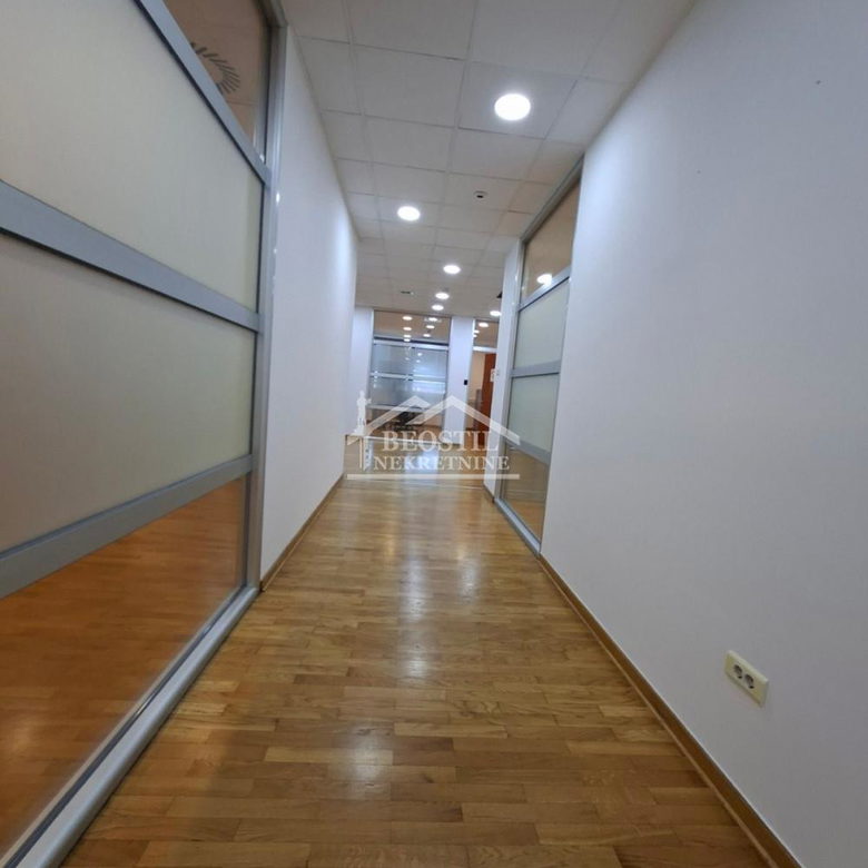 Lokal za izdavanje, Bežanijska Kosa 1, Beograd, 330m², 4.950 €/mes