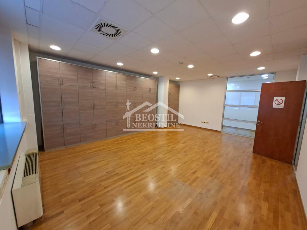 132025834_19_20260917142251 Lokal za izdavanje, Bežanijska Kosa 1, Beograd, 330m², 4.950 €/mes
