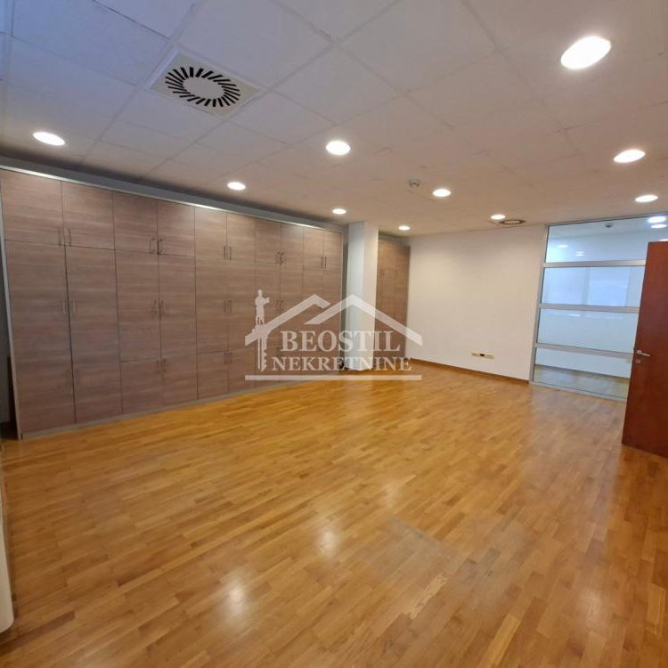 Lokal za izdavanje, Bežanijska Kosa 1, Beograd, 330m², 4.950 €/mes