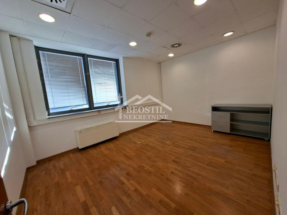 Lokal Izdavanje Beograd Lokal Izdavanje Beograd Bežanijska Kosa 1 330 m2