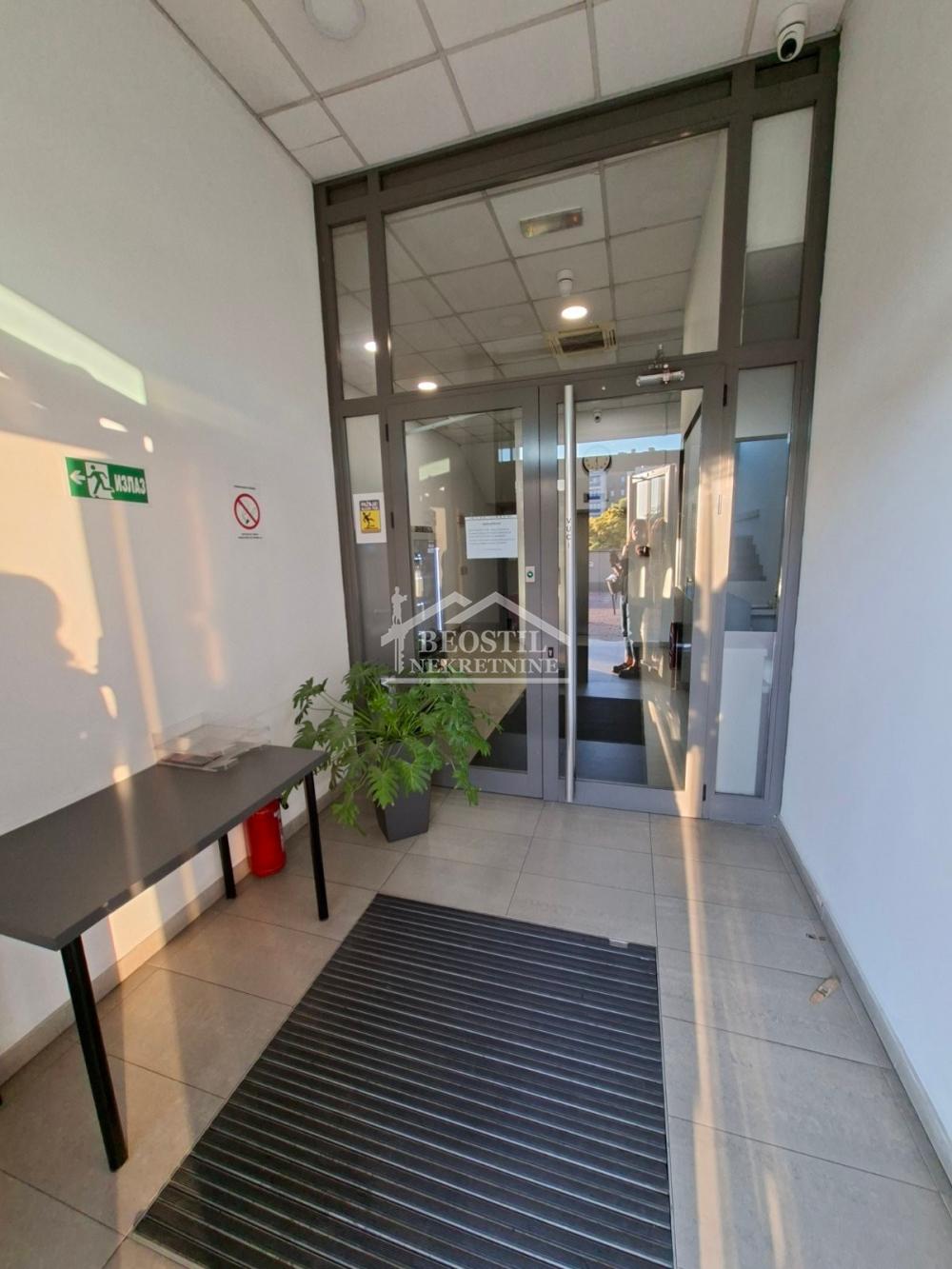 Lokal Izdavanje Beograd Lokal Izdavanje Beograd Bežanijska Kosa 1 330 m2