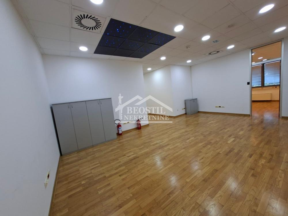 Lokal Izdavanje Beograd Lokal Izdavanje Beograd Bežanijska Kosa 1 330 m2