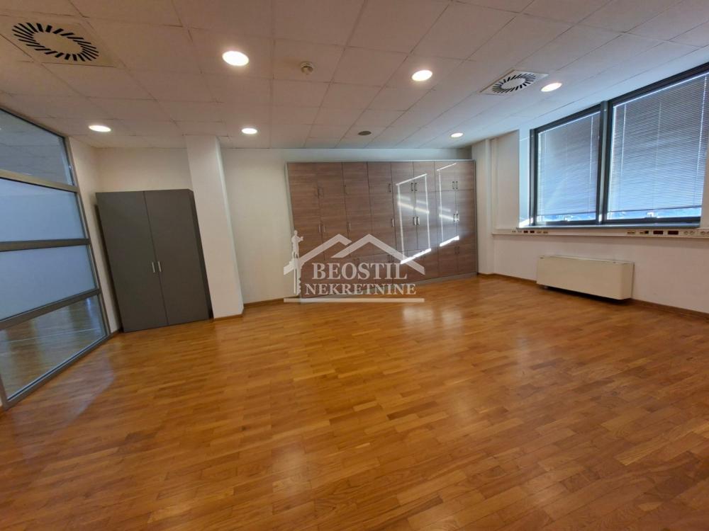 Lokal Izdavanje Beograd Lokal Izdavanje Beograd Bežanijska Kosa 1 330 m2