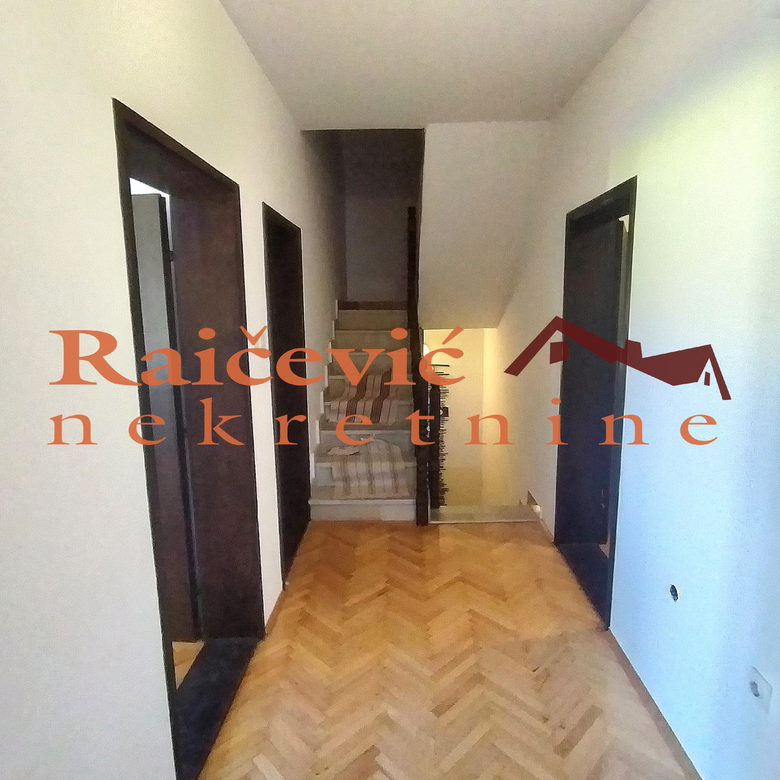 Kuća na prodaju, Vrčin, Beograd, 354m², 280.000 €