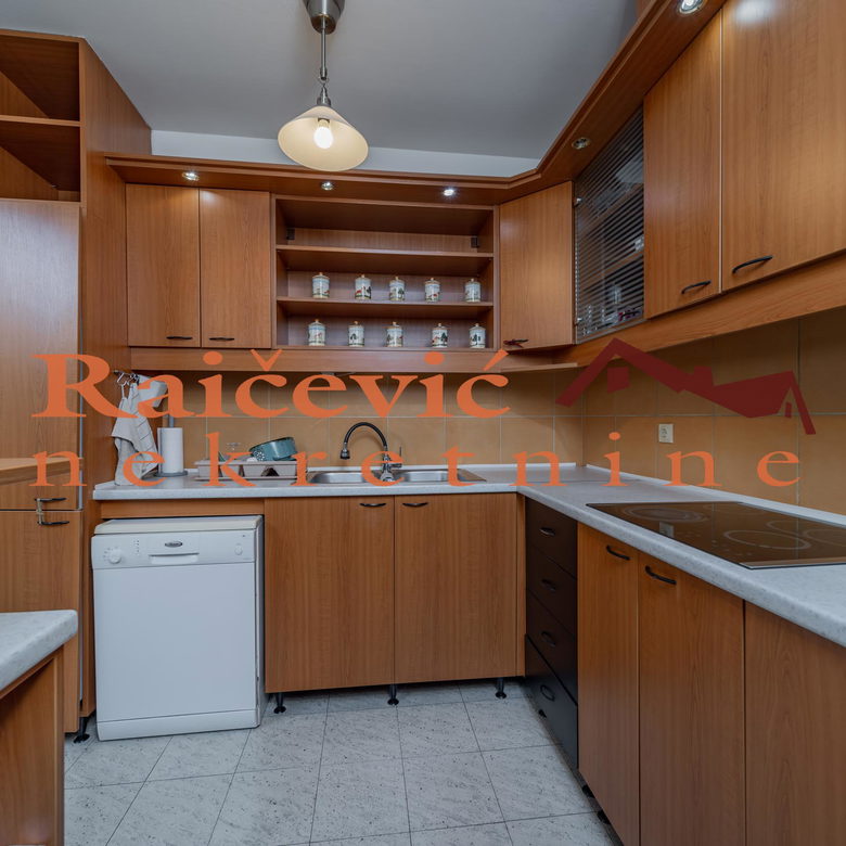 Stan Prodaja Beograd Karađorđev Trg 158 m2