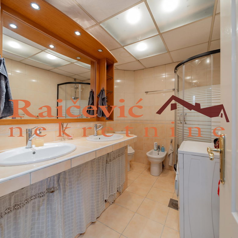 Petosoban stan na prodaju, Karađorđev Trg, Beograd, 158m², 350.000 €