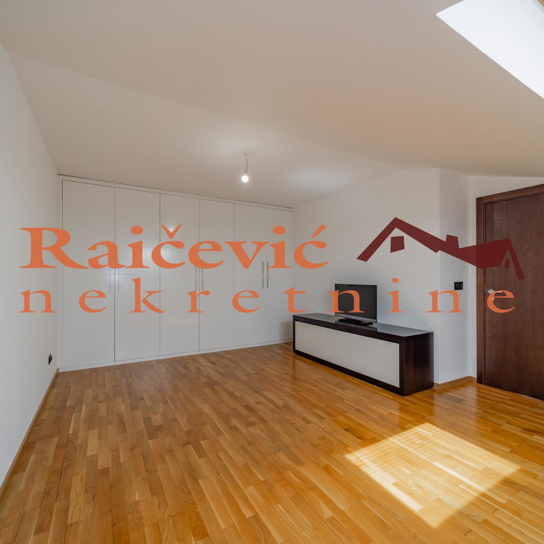 Četvorosoban stan na prodaju, Voždovac, Beograd, 132m², 309.000 €