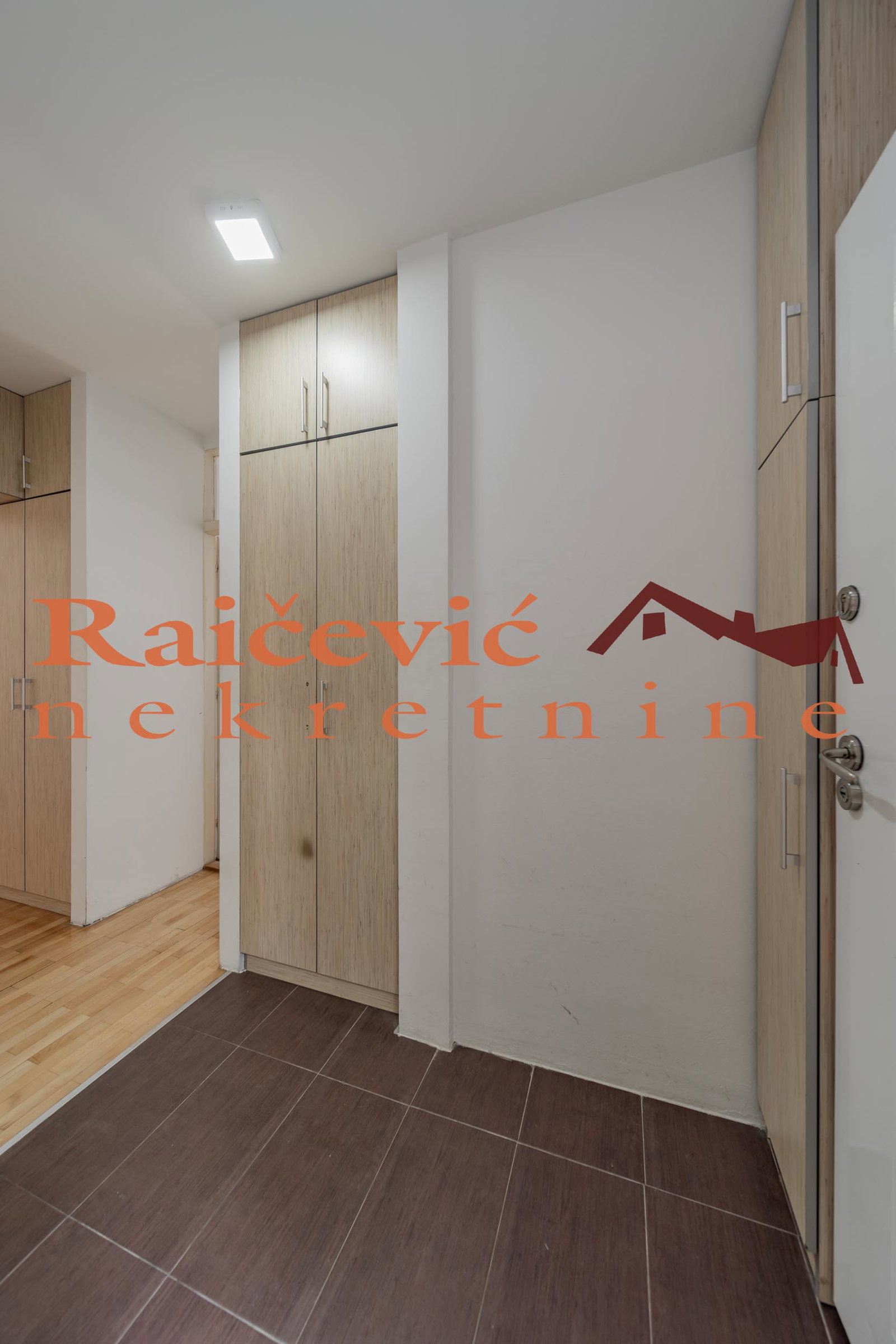 147963 Četvorosoban stan na prodaju, Karaburma, Beograd, 93m², 219.000 €