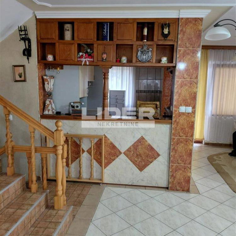 Kuća Prodaja Pećinci  200 m2