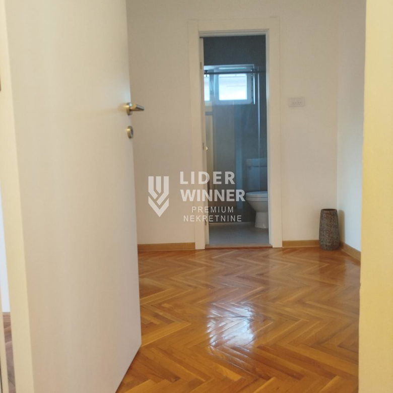 Kuća za izdavanje, Mali Mokri Lug, Beograd, 204m², 2.400 €/mes