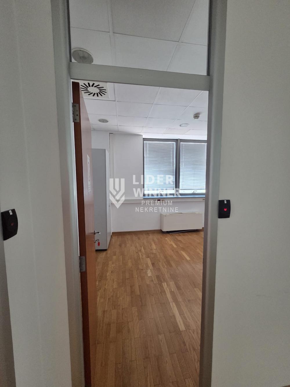 Lokal Izdavanje Beograd Bežanijska Kosa 1 330 m2