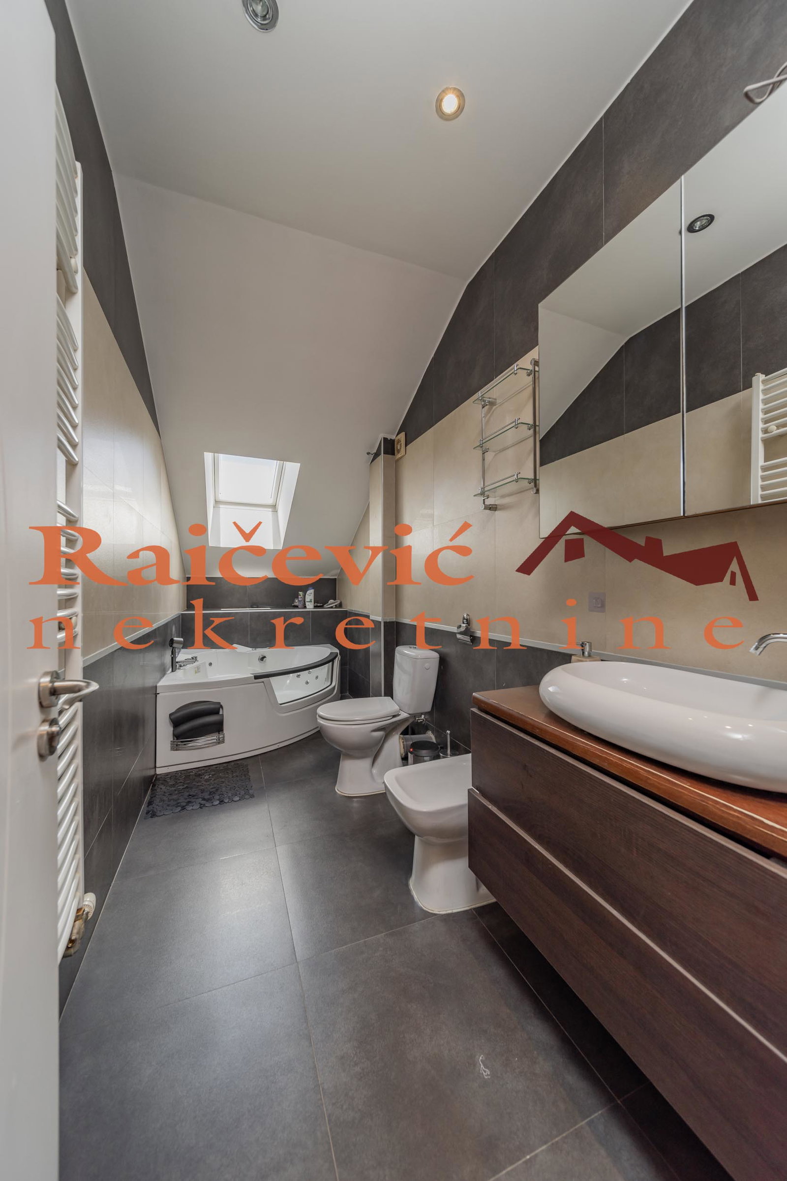 Četvorosoban stan na prodaju, Autokomanda, Beograd, 136m², 380.000 €