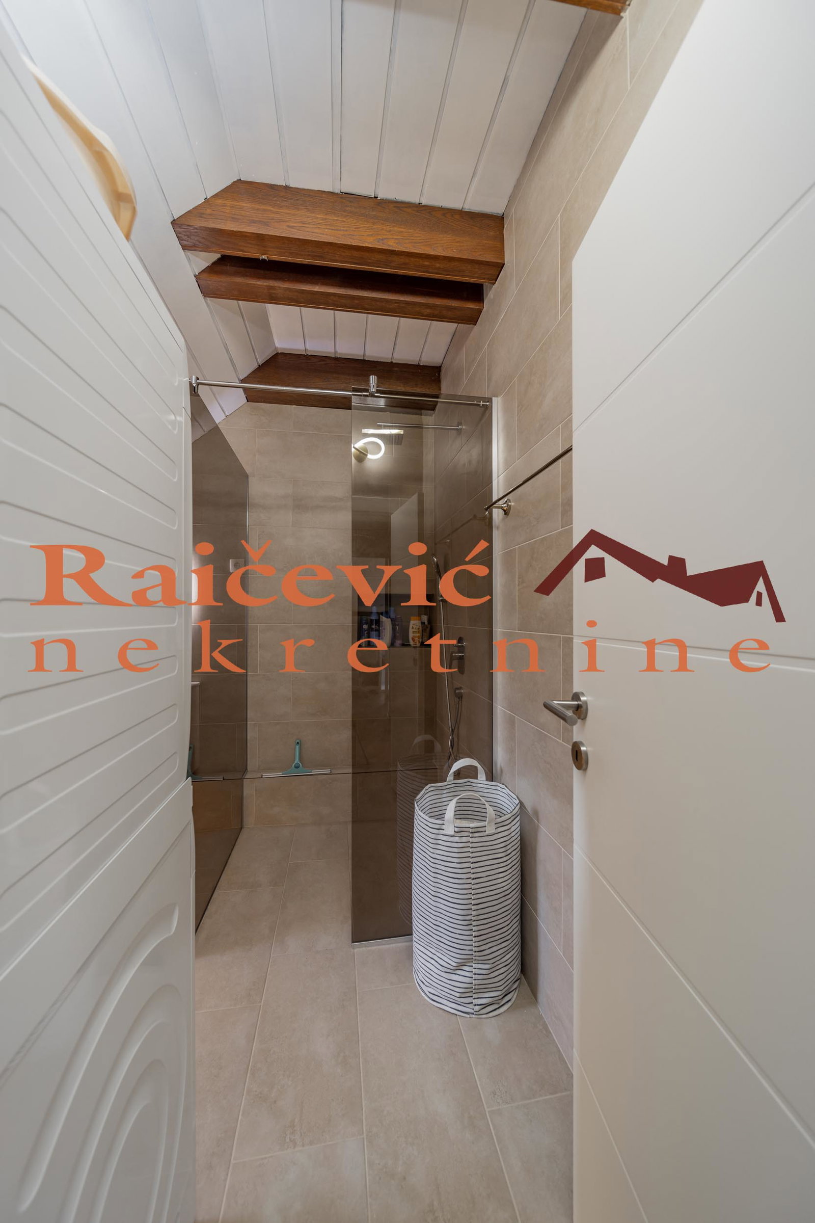 150479 Kuća za izdavanje, Dedinje, Beograd, 110m², 2.500 €/mes