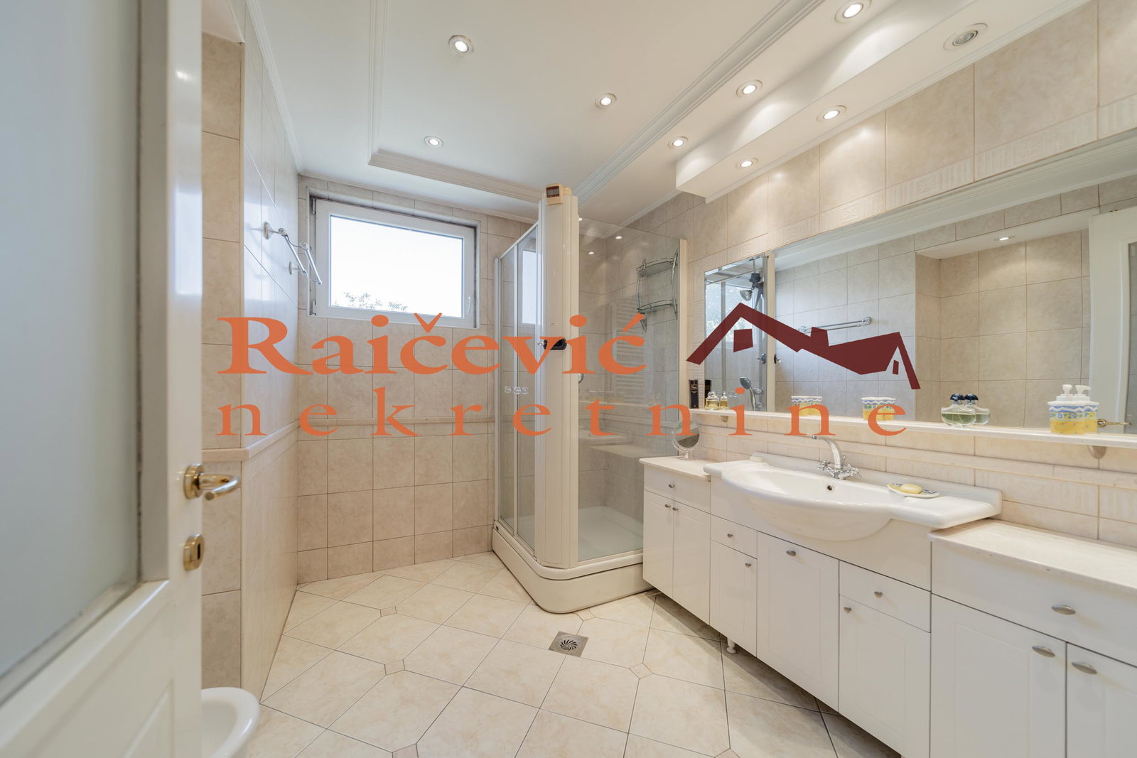 Kuća na prodaju, Centar, 273m², 700.000 €