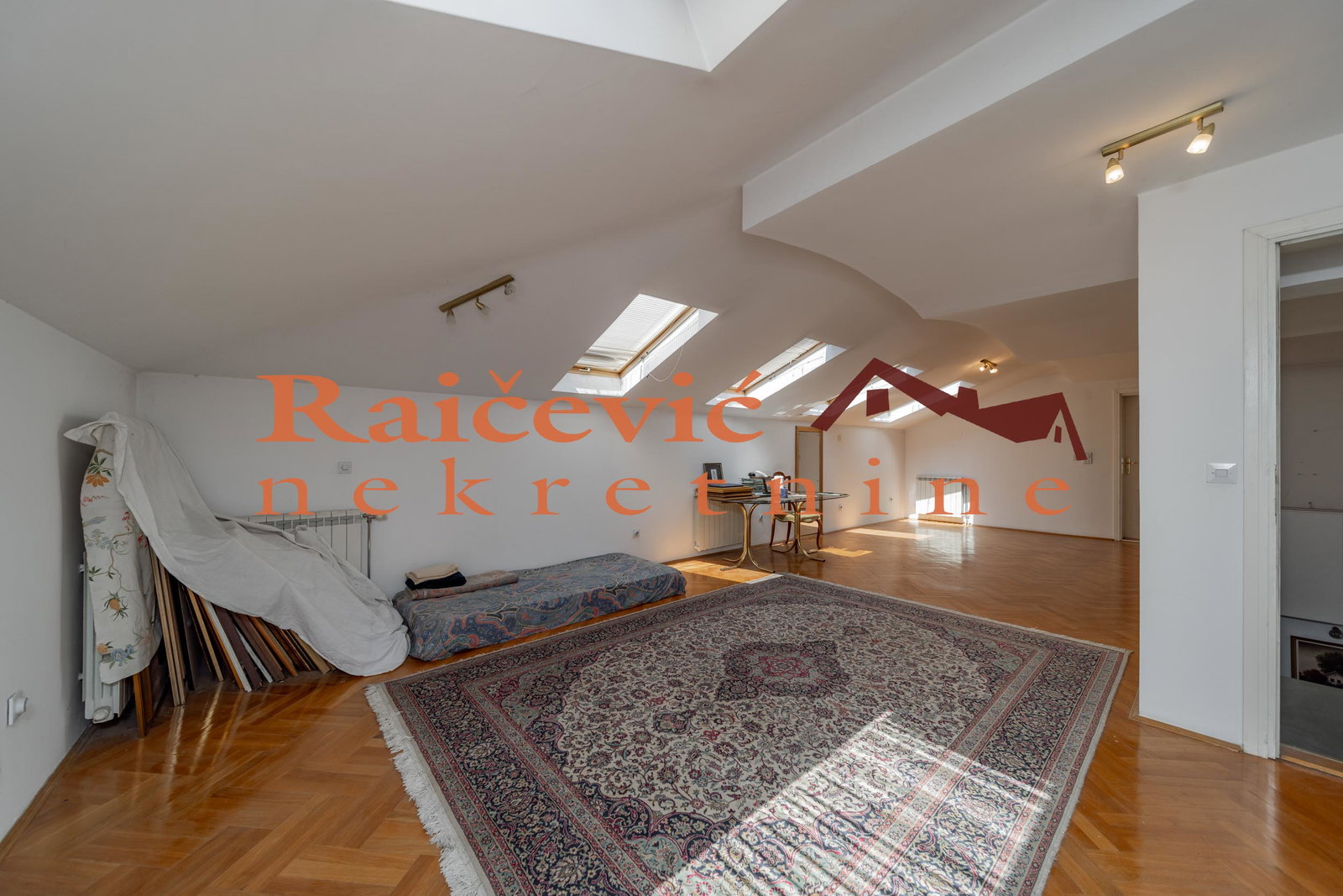 Kuća na prodaju, Centar, 273m², 700.000 €