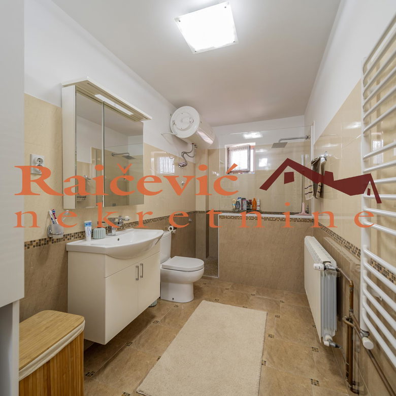 Kuća na prodaju, Starcevo, 484m², 299.000 €