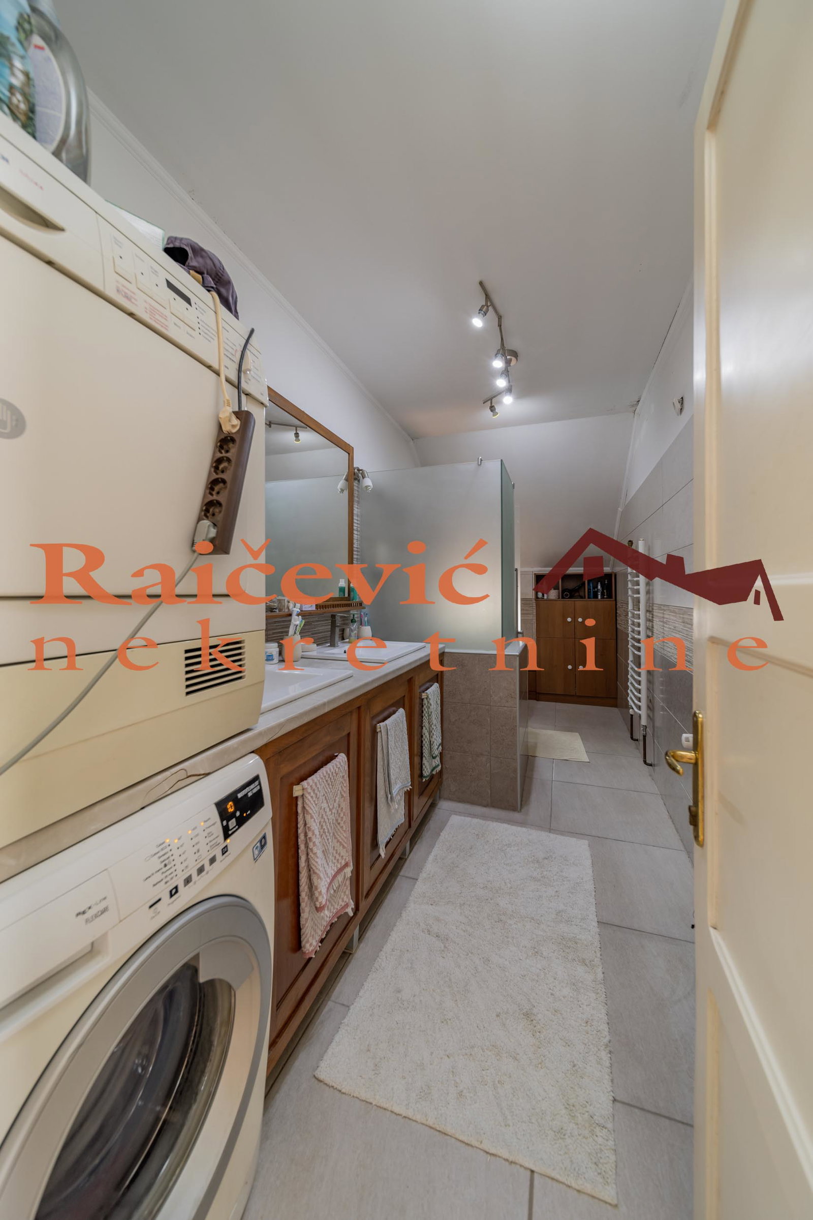 Kuća na prodaju, Starcevo, 484m², 299.000 €