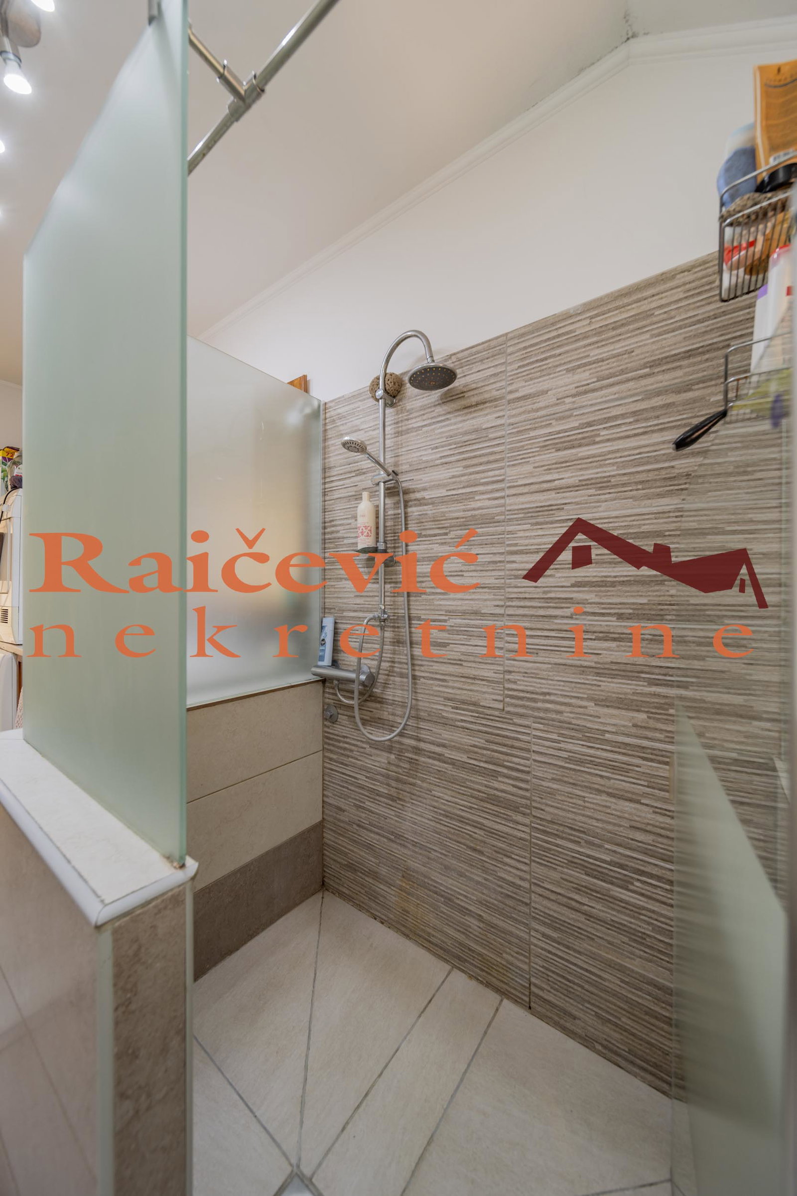 Kuća na prodaju, Starcevo, 484m², 299.000 €