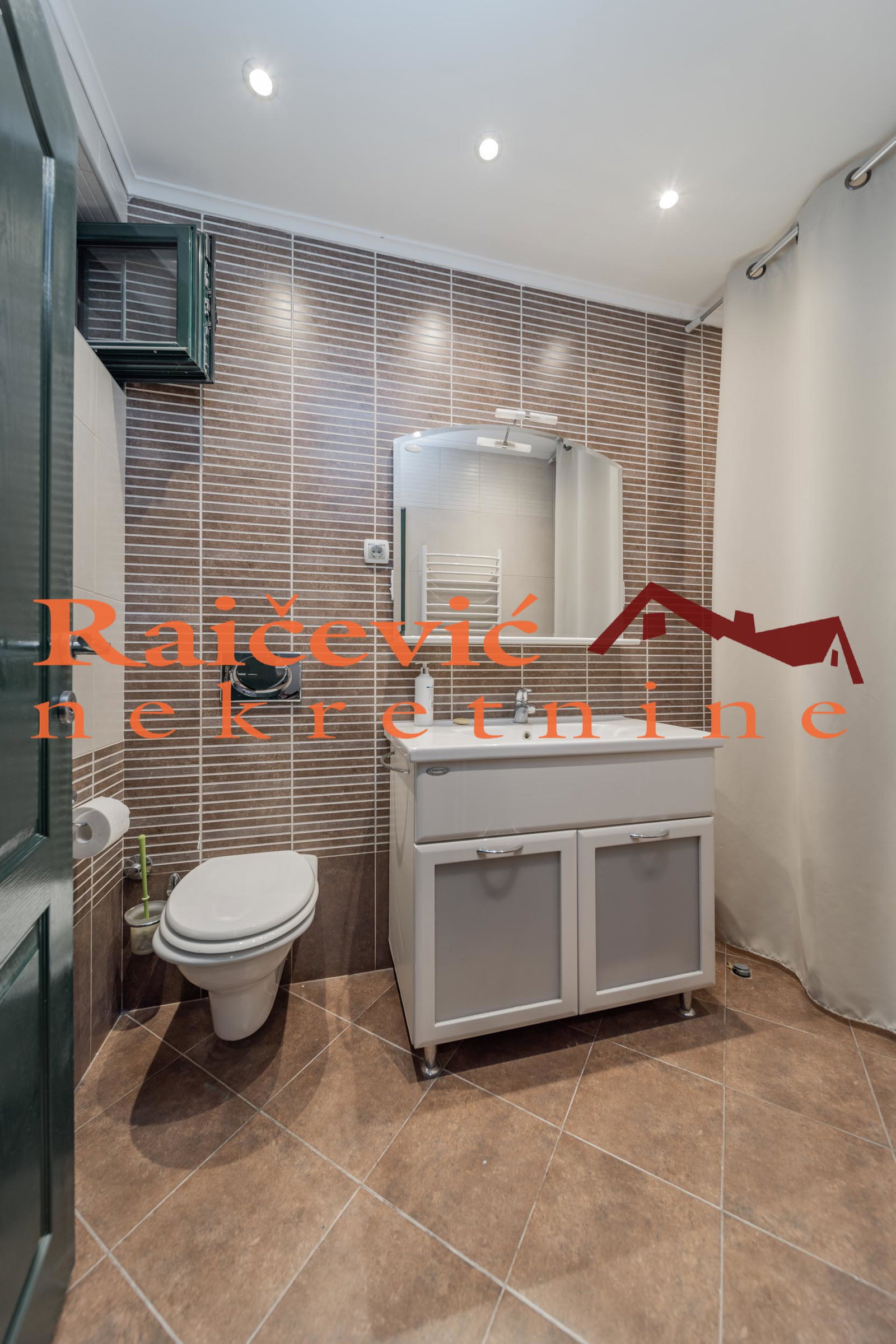 Lokal za izdavanje, Voždovac, Beograd, 152m², 2.400 €/mes