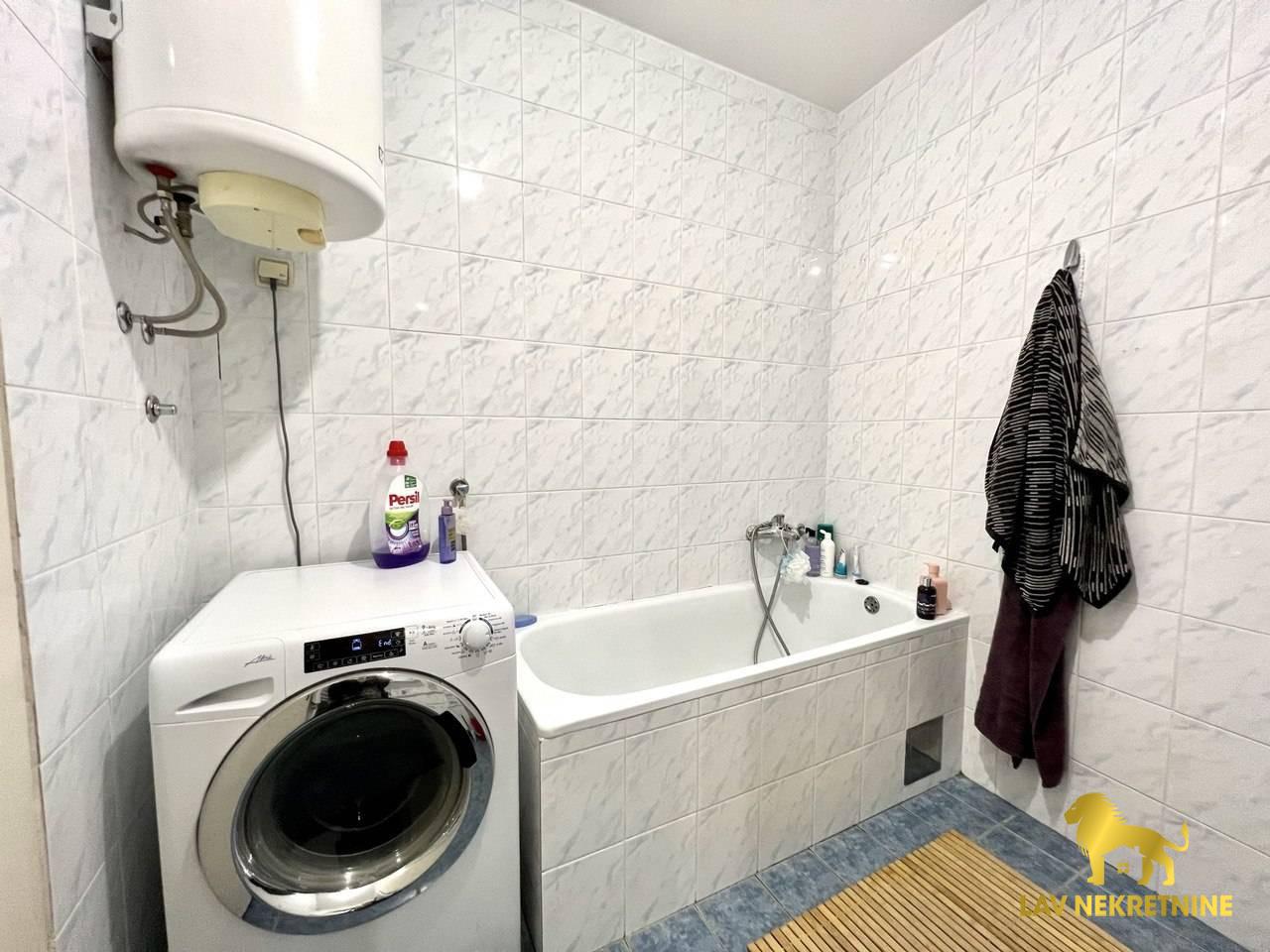 Trosoban stan za izdavanje, Grbavica, Novi Sad, 86m², 700 €/mes