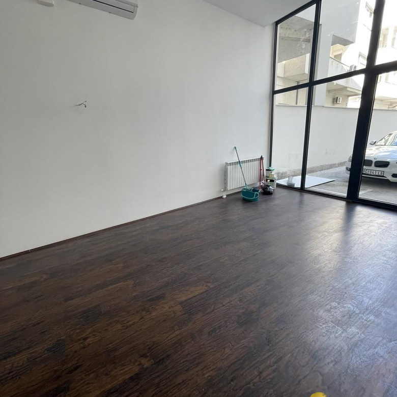 Lokal Izdavanje Novi Sad  130 m2
