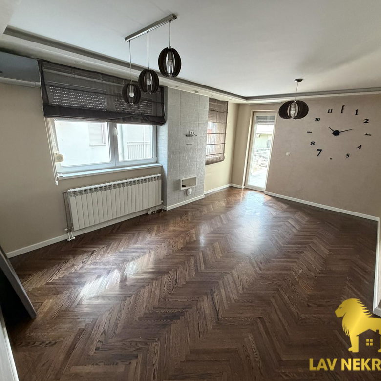 Četvorosoban stan na prodaju, Centar, Inđija, 94m², 154.500 €
