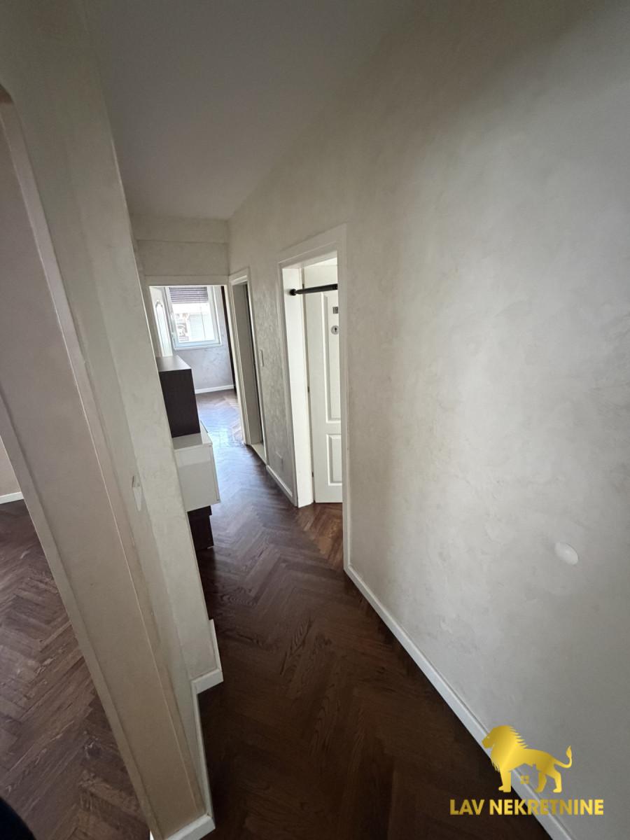Četvorosoban stan na prodaju, Centar, Inđija, 94m², 154.500 €