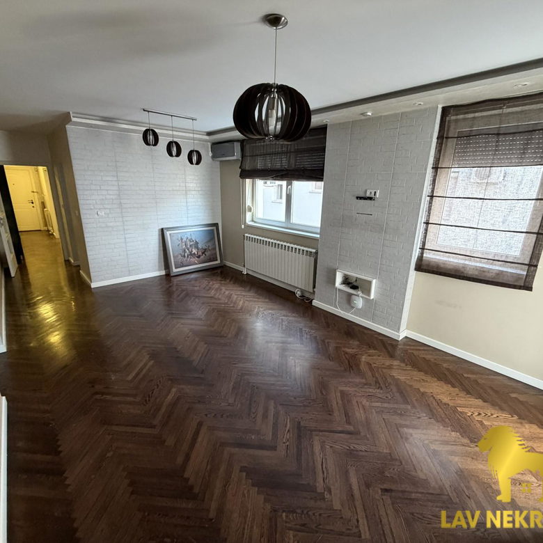 Četvorosoban stan na prodaju, Centar, Inđija, 94m², 154.500 €
