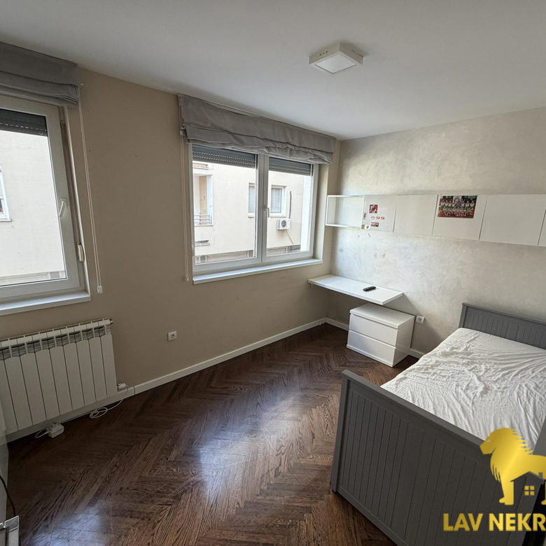 Četvorosoban stan na prodaju, Centar, Inđija, 94m², 154.500 €