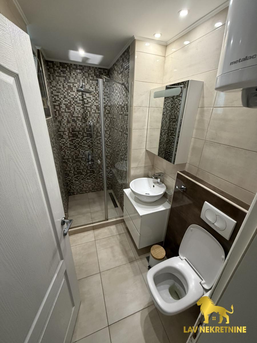 Četvorosoban stan na prodaju, Centar, Inđija, 94m², 154.500 €