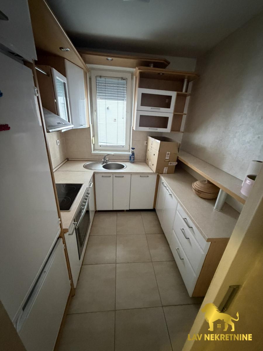 Četvorosoban stan na prodaju, Centar, Inđija, 94m², 154.500 €