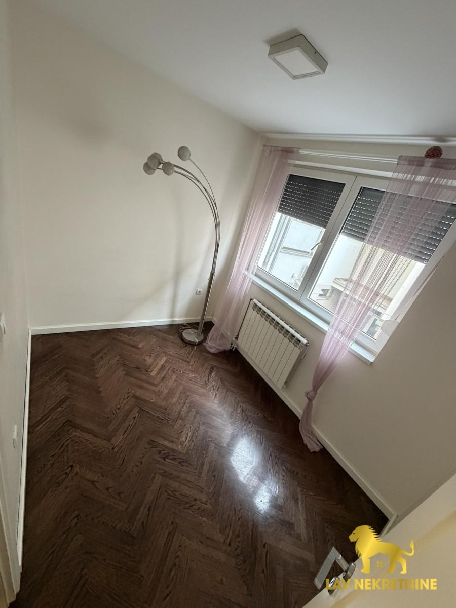 Četvorosoban stan na prodaju, Centar, Inđija, 94m², 154.500 €