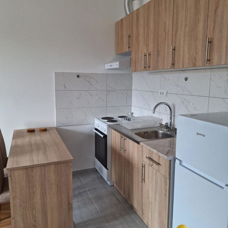 Stan Izdavanje Novi Sad  27 m2