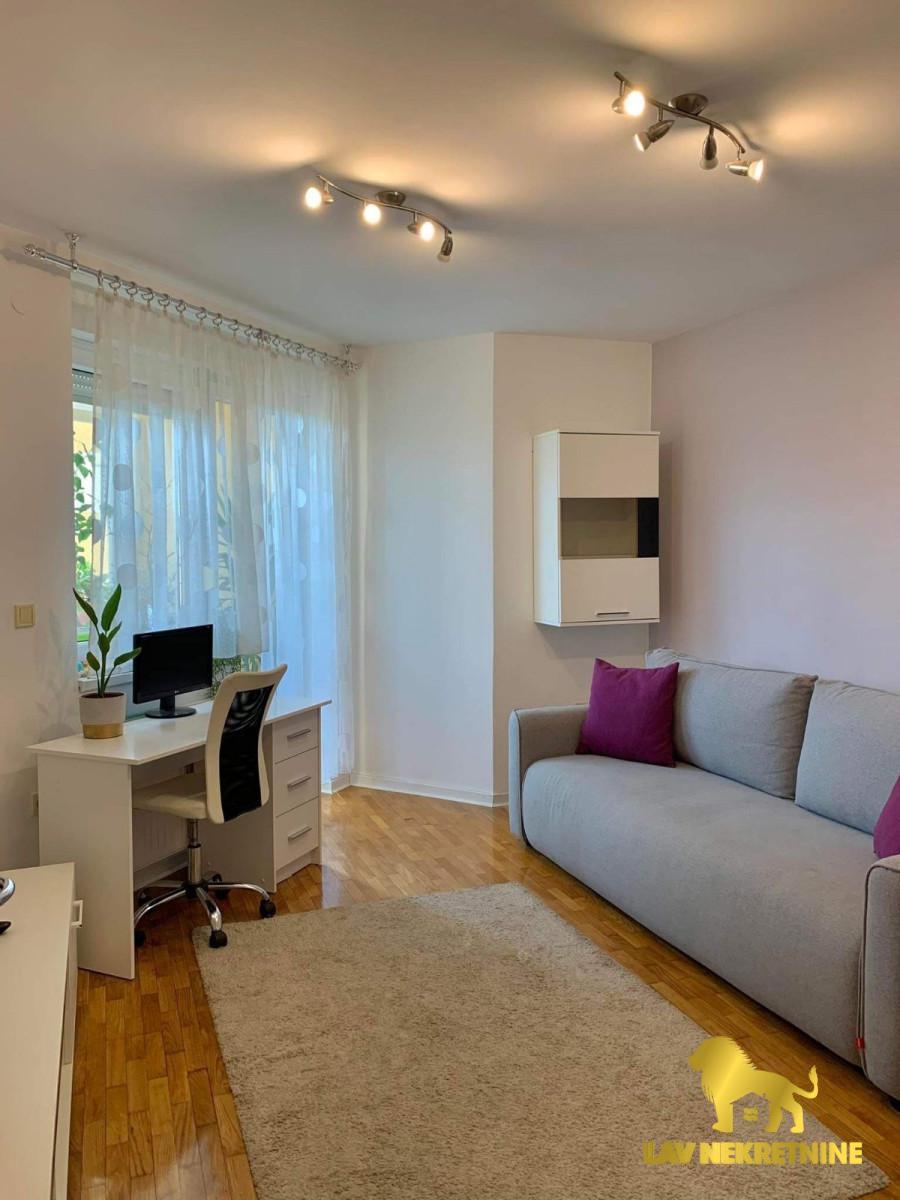 Četvorosoban stan na prodaju, Grbavica, Novi Sad, 79m², 4. sprat, 250.000 €